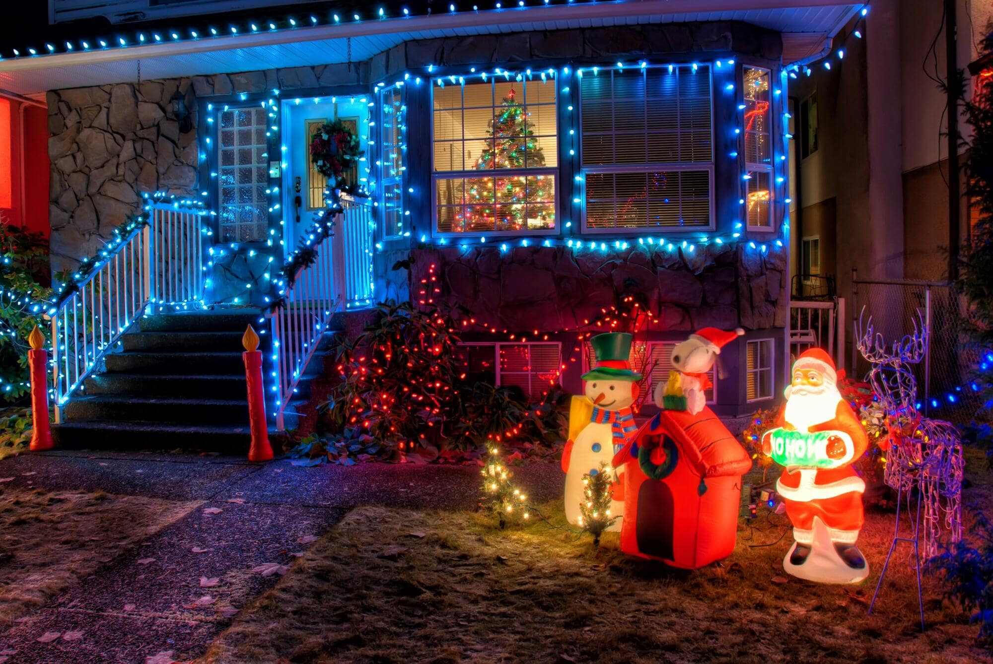 HOA Holiday Decorating Do's and Don'ts: A Guide for Homeowners